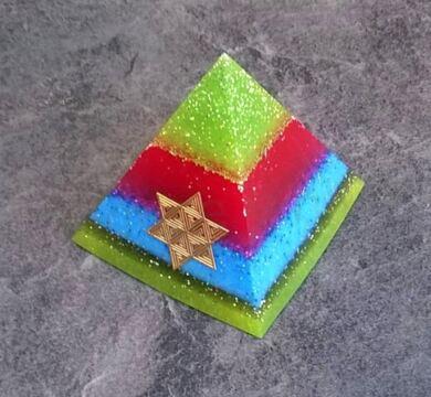 Orgonitová pyramida - duhové hraní s davidovou hvězdou  5,2 x 5,2 cm (PP166)