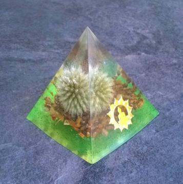 Orgonitová pyramida - S pravým bodláčkem a tygřím okem 6,3 x 6 cm (PP167)