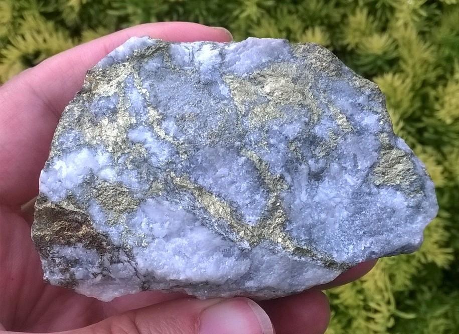 Chalkopyrit na magnezitu 228,8 g (Slovenská Republika) (X942)