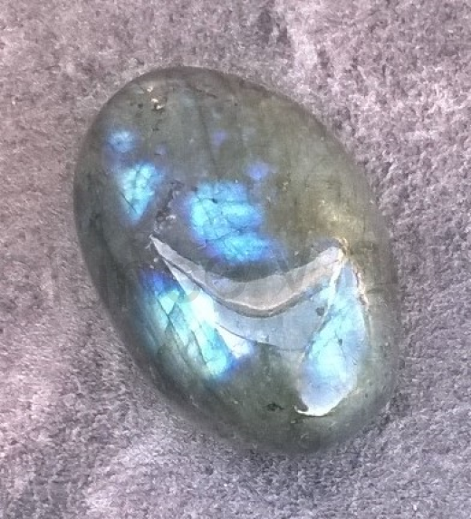 Labradorit hmatka 48,2 g (Madagaskar) (X965)