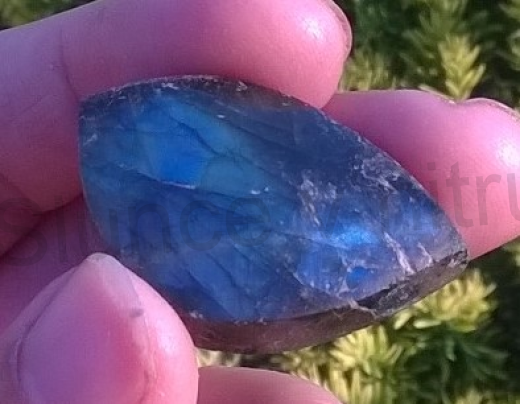 Labradorit kabošon 13,3 g (Madagaskar) (X966)