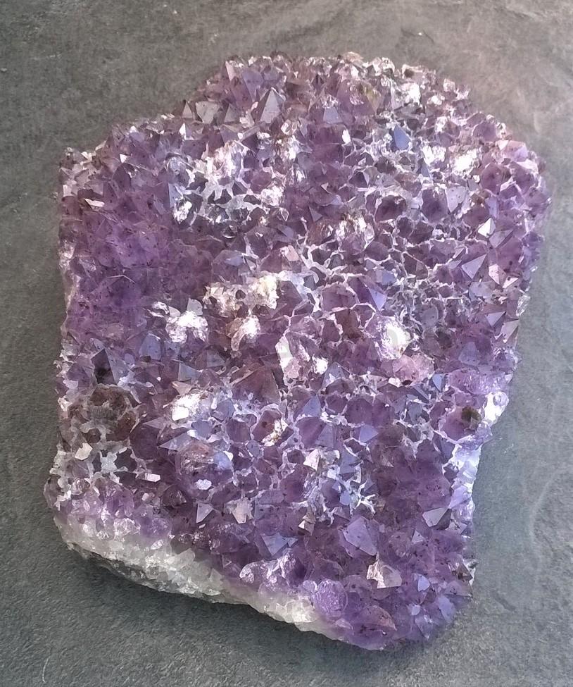 Ametyst drúza s kalcitem 2636g (Uruguay) (X1070)