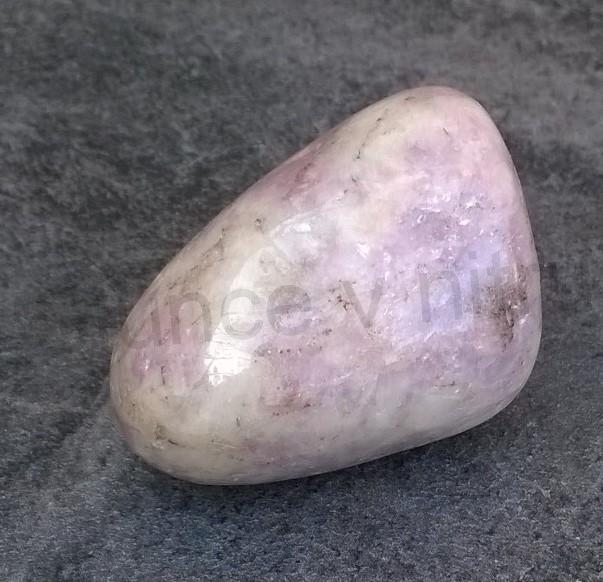 Leštěný lepidolit s křemenem a albitem 42,8 g (Brazílie) (X989)