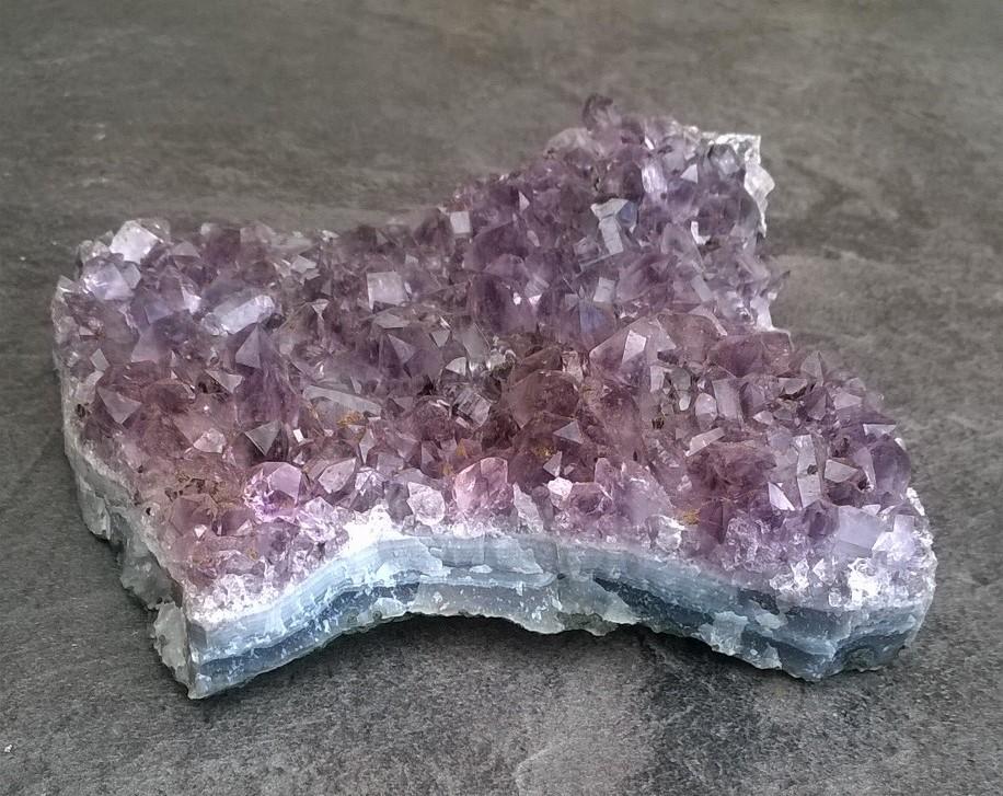 Ametyst drúza narostlá v chalcedonu 365g (Brazílie) (X1143)