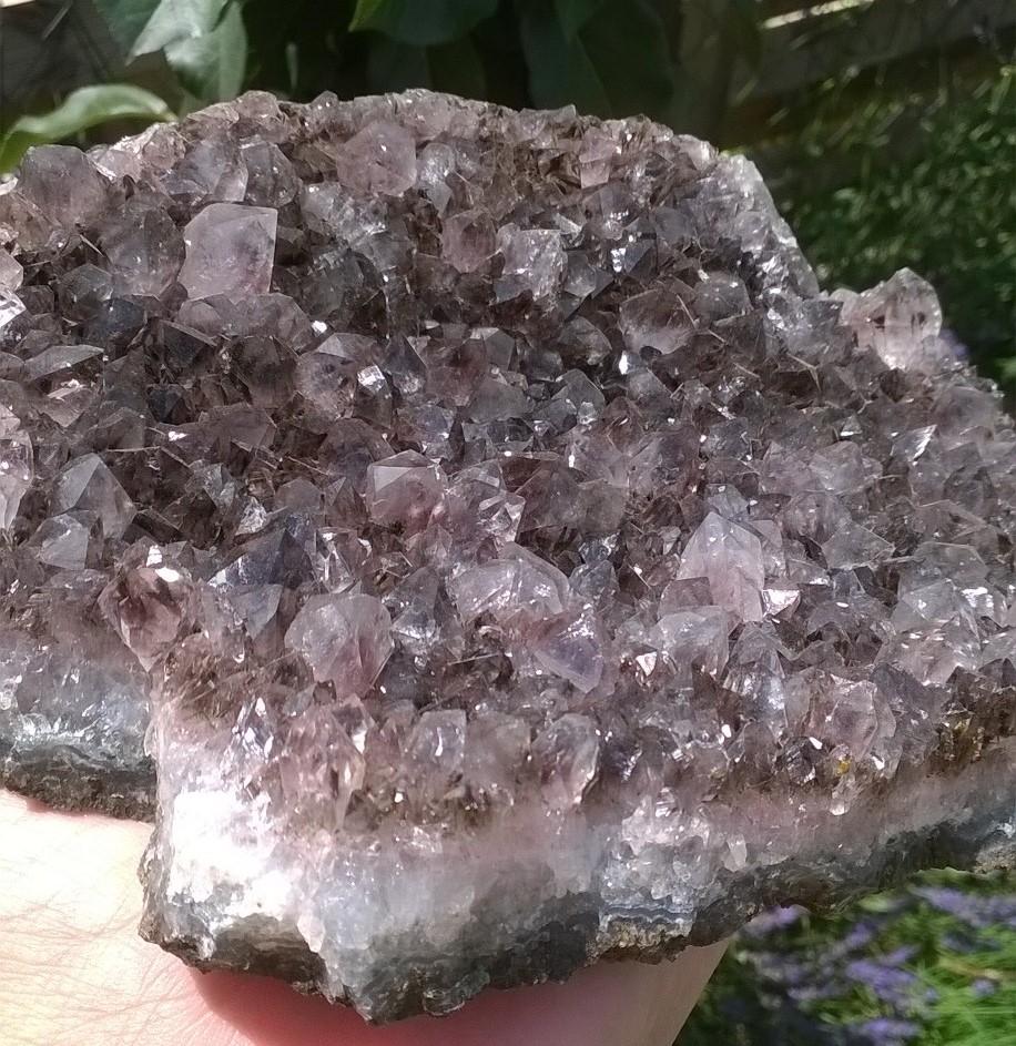 Ametyst drúza narostlá v chalcedonu 1340g (Brazílie) (X1146)