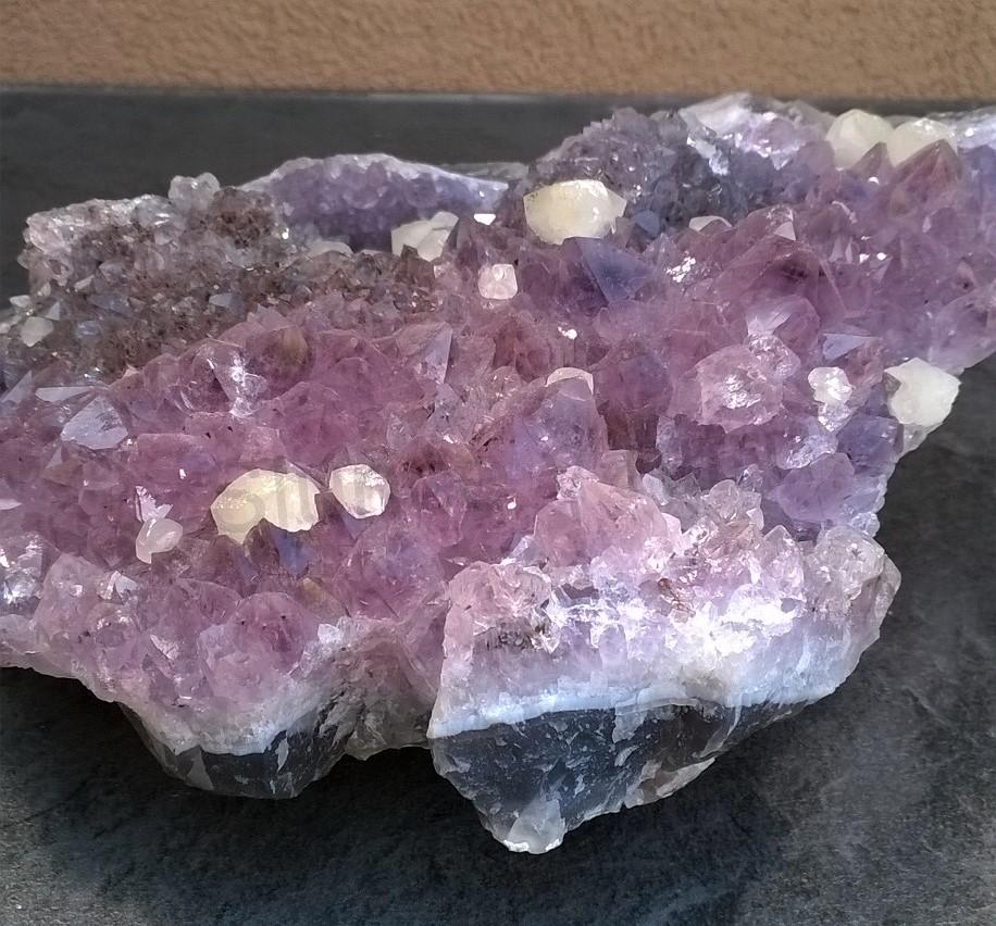 Ametyst drúza s kalcitem narostlá v chalcedonu 1718g (Brazílie) (X1148)