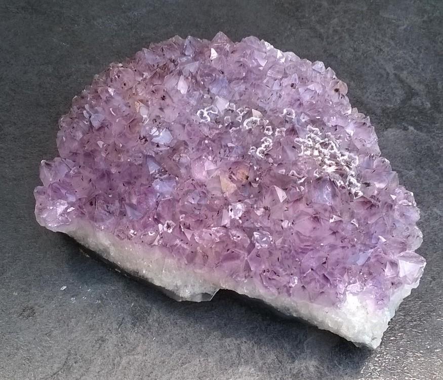 Ametyst drúza narostlá v chalcedonu 1485g (Brazílie) (X1149)