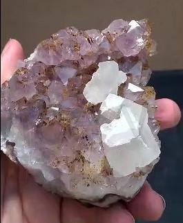 Ametyst drúza s kalcitem narostlá v chalcedonu 461g (Brazílie) (X1156)