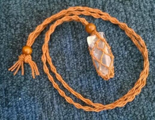 Náhrdelník Křišťál špice na pletené šňůrce (Brazílie) (X1170)