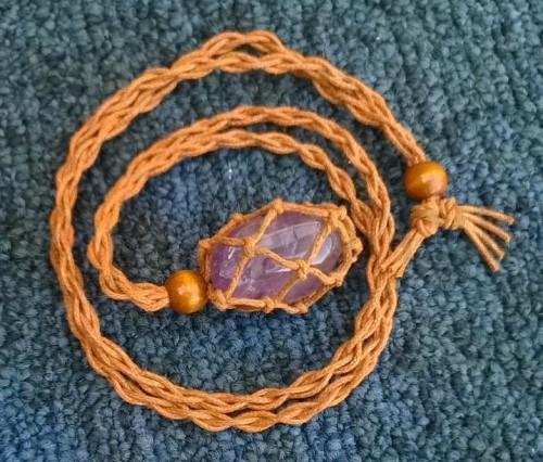 Náhrdelník ametrín tromlovaný na pletené šňůrce (Brazílie) (X1173)