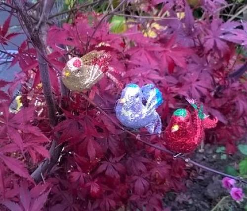 Ozdoba, dekorace barevný ptáček na clipu zlatý (V55)