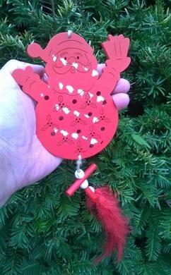 Dřevěné výřezy - závěsná ozdoba Ježíšek, mikuláš s peříčkem (V59)