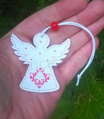 Dřevěný vánoční malovaný andílek červený (H353)