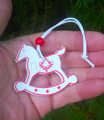 Dřevěné vánoční malované ozdoby koníček (H354)