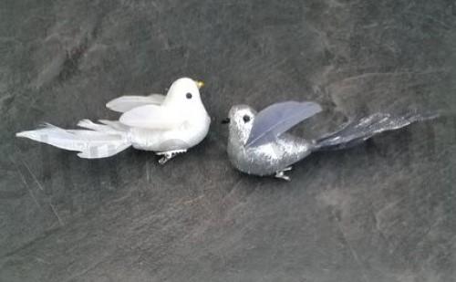 Ozdoba, dekorace barevný ptáček na clipu bilý (V66)