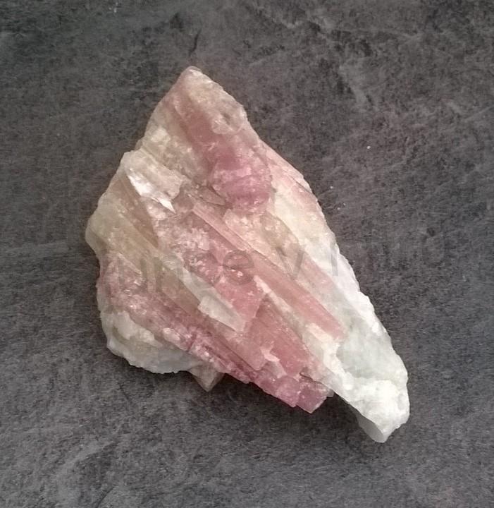 Turmalín rubelit surový 202 g (Brazílie) (X1273)