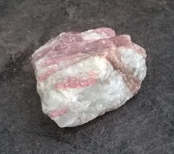 Turmalín rubelit surový 125 g (Brazílie) (X1274)