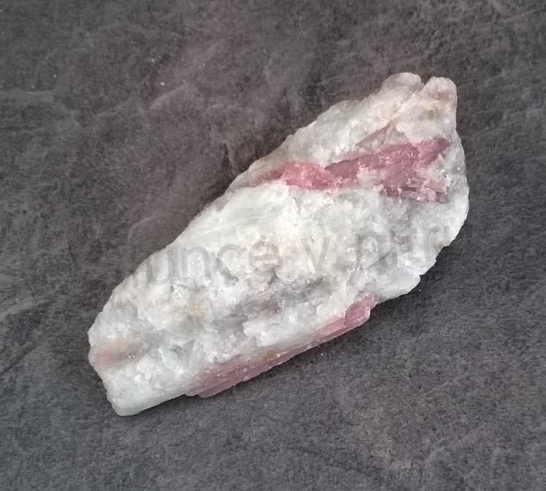 Turmalín rubelit surový 76 g (Brazílie) (X1276)
