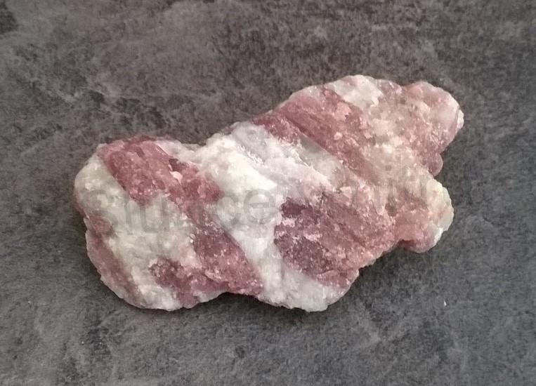 Turmalín rubelit surový 110 g (Brazílie) (X1280)