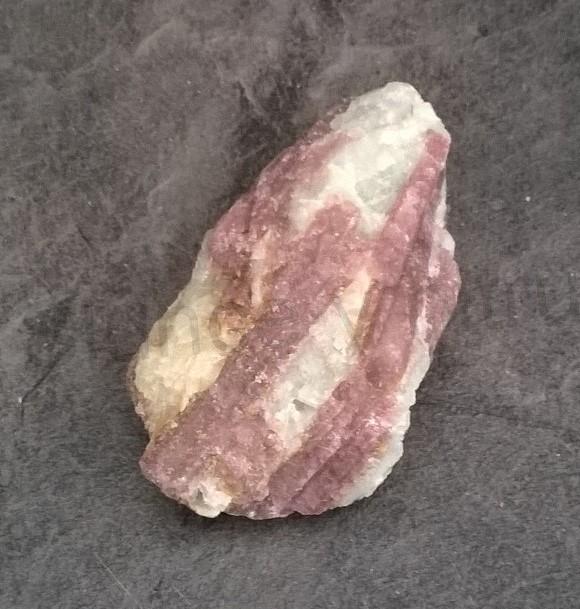 Turmalín rubelit surový 104 g (Brazílie) (X1281)