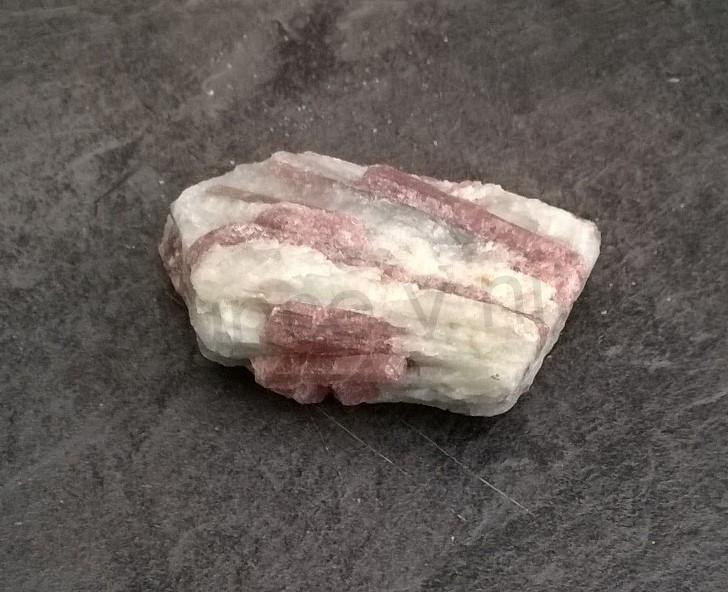 Turmalín rubelit surový 116 g (Brazílie) (X1282)
