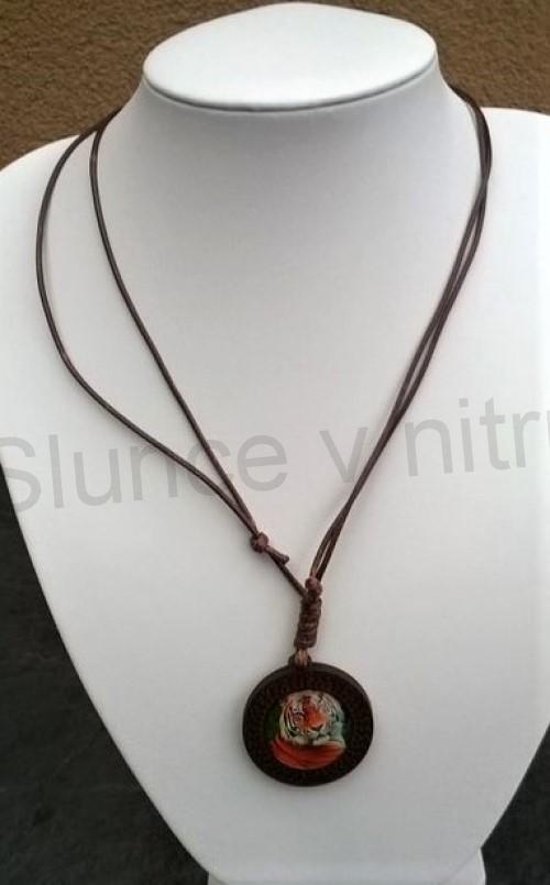 Provázkový dřevěný náhrdelník s kabošonem tygr (BD598)