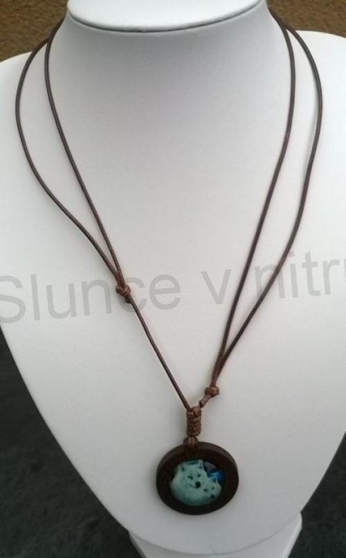 Provázkový dřevěný náhrdelník s kabošonem vlk (BD599)