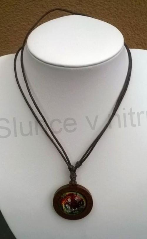 Provázkový dřevěný náhrdelník s kabošonem tygr (BD600)