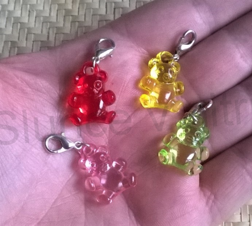 Přívěsek na klíče - medvídek s karabinkou - 7 (H417)