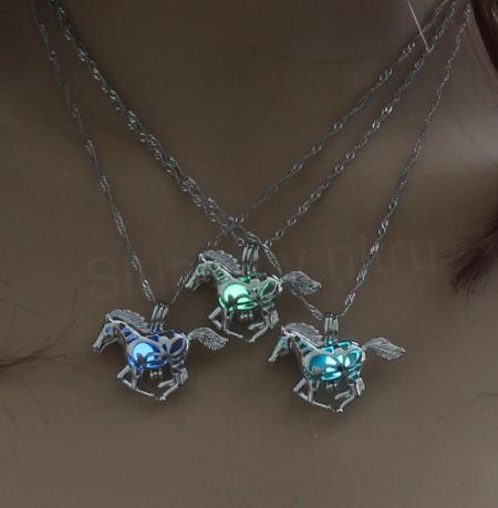 Náhrdelník s přívěškem koně, konika - sviticí kulička (BD612)