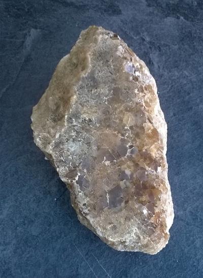 Drúza většího kalcitu žlutého, medového 770 g (Česká Republika) (X1447)