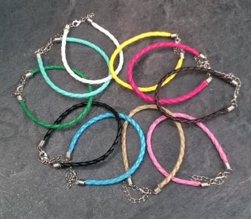 Splétaný náramek z umělé kůže s karabinkou (N9)