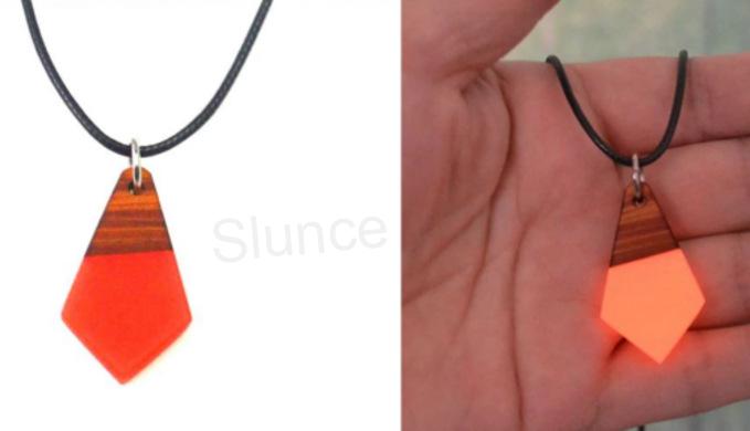 Náhrdelník se sviticím přívěškem v noci  se dřevem (BD655)