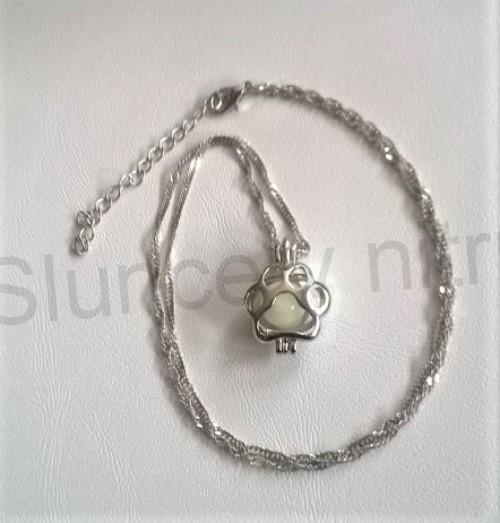 Náhrdelník s přívěškem tlapky - sviticí kulička (BD685)