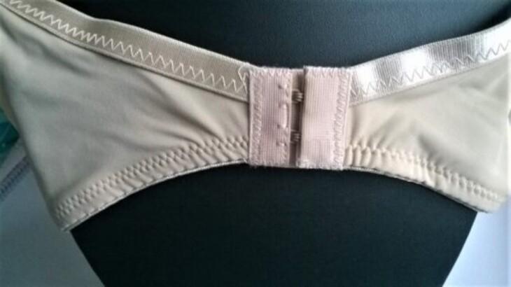 Dámská podprsenka s kosticemi bez výstuže Velikost 105 B bílá (K204)