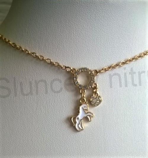 Jemný náhrdelník s koníkem, kruhem a srdcem s krystaly (BD699)