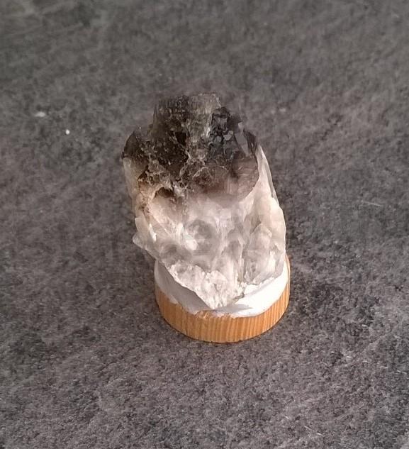 Drúza Morionu na dřevěném podstavci 17g (Česká Republika) (X1664)