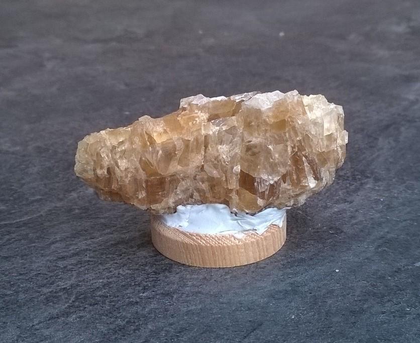 Drúza kalcitu žlutého, medového 54g (Česká Republika) (X1671)