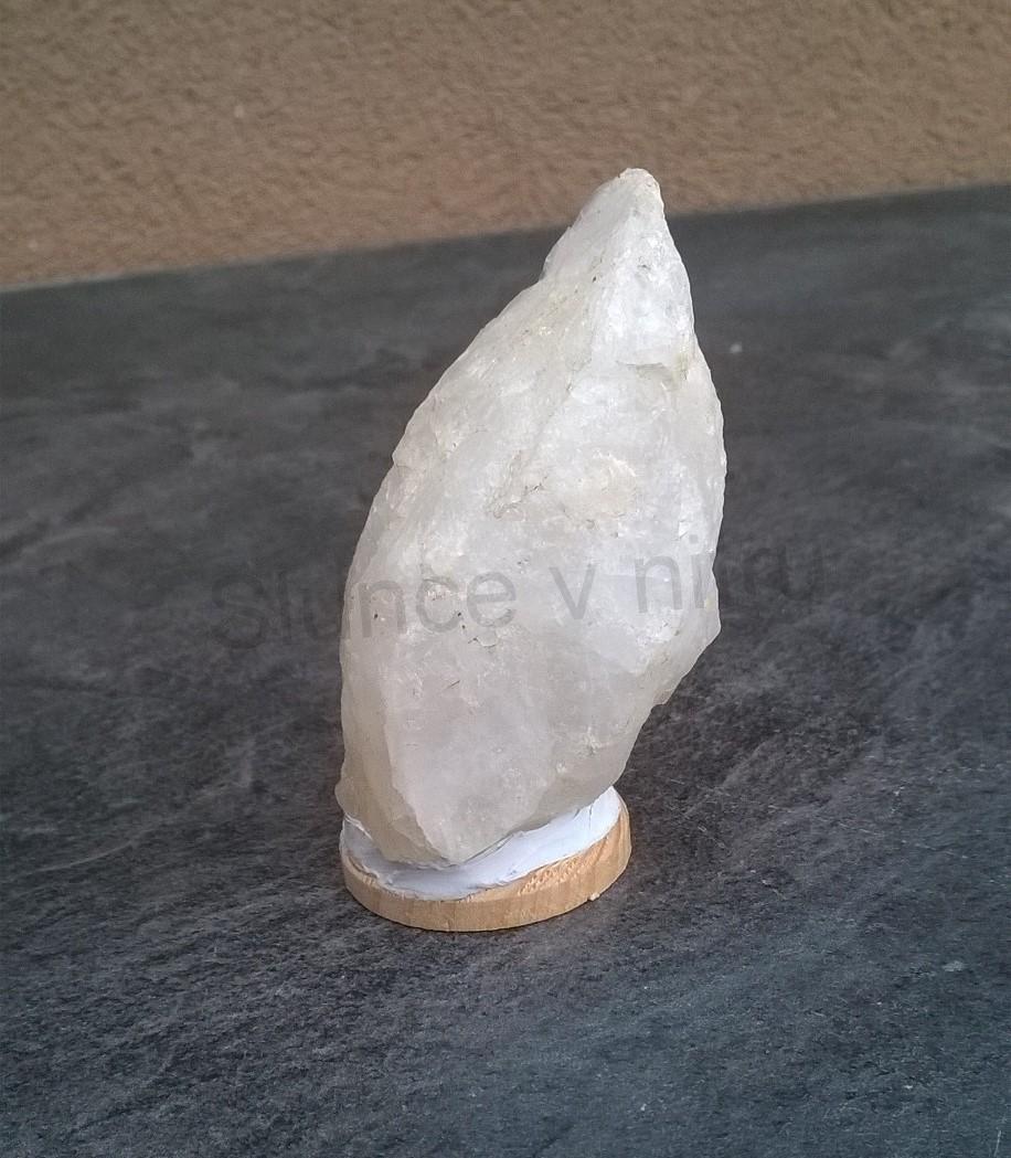 Křemen na dřevěném podstavci 105 g (Česká republika) (X1677)