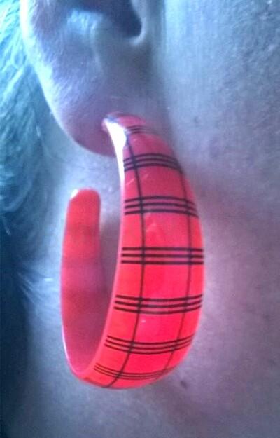 Kruhové rackové náušnice ve tvaru C červené (BB734)