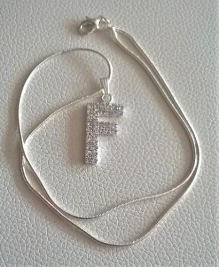 Řetízkový náhrdelník s písmenem a čirými zirkony - více písmen (BD722)