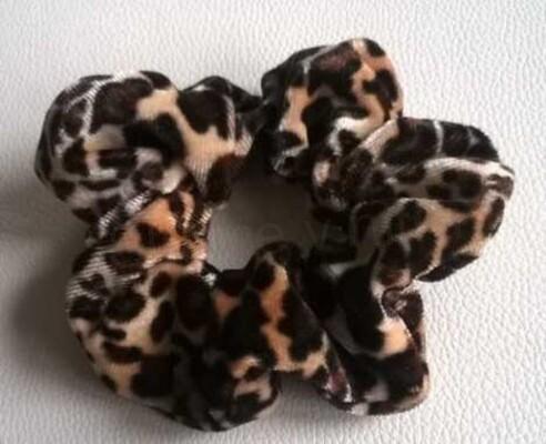 Velká sametová gumičká do vlasů hnědá (H457)