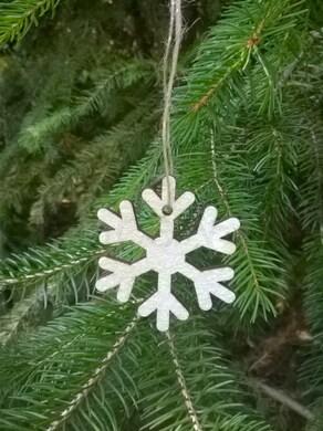 Dřevěné výřezy - závěsná ozdoba vločka se třpytky (V159)