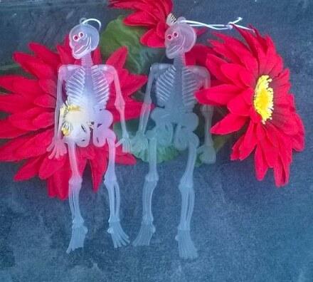 Dekorace, ozdoba kostra, skull sviticí ve tmě 2 kusy v balení (H494)