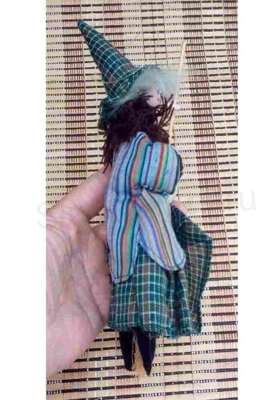 Dekorativní ozdoba, dekorace, postavička čarodějnice s koštětem 27 cm (H536)