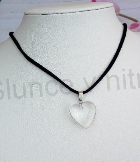 Šňůrkový minerální náhrdelník s křišťálem srdce na kožené šňůrce (X1740)