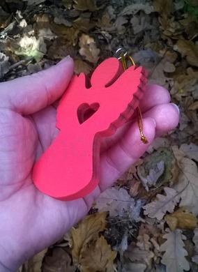 Dřevěné výřezy - závěsná ozdoba anděl červený (V187)