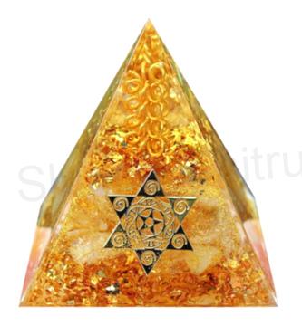 Orgonitová pyramida - Křišťál s energetickým rezonátorem ve zlatém provedením  6,5 x 6 cm (PP186)
