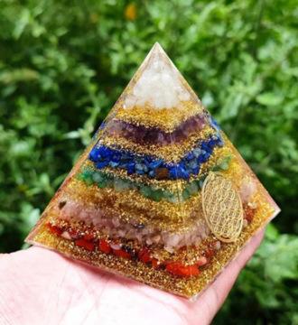 Orgonitová pyramida - Čakrová souhra kamínku s květem života s čakrou 6,7 x 6 cm (PP189)