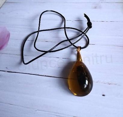 Jantarový přívěšek s hmyzem černá včela na kožené šňůrce (PP205)